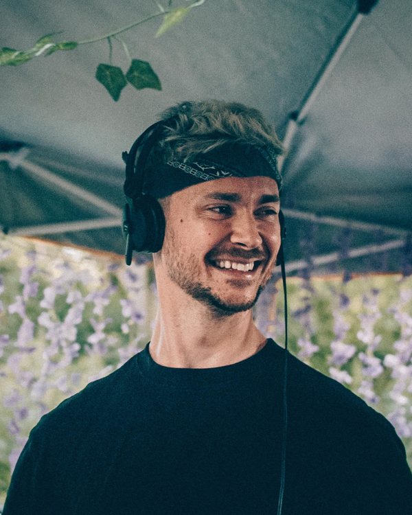 André Molkenthin monitoring on headphones during an outdoor session